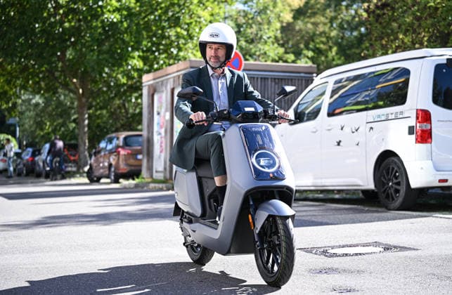 Tuebingen 23.09.2026 Oberbuergermeister Boris Palmer (Parteilos) testet ein E - Roller der Firma BLUEmobility