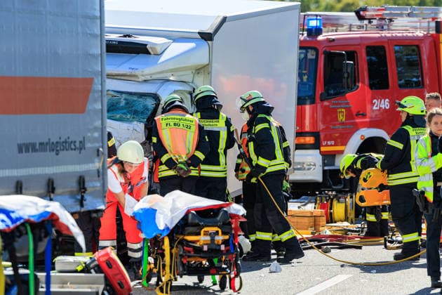 Sprinter kollidiert mit LKW an Stauende Rettungshubschrauber im Einsatz Fahrer schwer verletzt Am 23.09.2026 fuhr gegen 11:45 Uhr auf der A67 zwischen den Anschlussstellen Büttelborn und Groß-Gerau ein 20 Jahre alter Transporterfahrer auf einen vor ihm abbremsenden Lkw auf. Der Fahrer war im Fahrzeug eingeklemmt, wurde von der Feuerwehr befreit und erlitt schwere, aber nicht lebensbedrohliche Verletzungen. Ein Rettungshubschrauber landete auf der Autobahn und flog ihn in ein Krankenhaus nach Frankfurt. Der Lkw-Fahrer blieb unverletzt. Die Fahrbahn Richtung Rüsselsheim war rund eineinhalb Stunden gesperrt, die Autobahnpolizei Südhessen ermittelt zur Unfallursache. Büttelborn A67 Hessen Deutschland