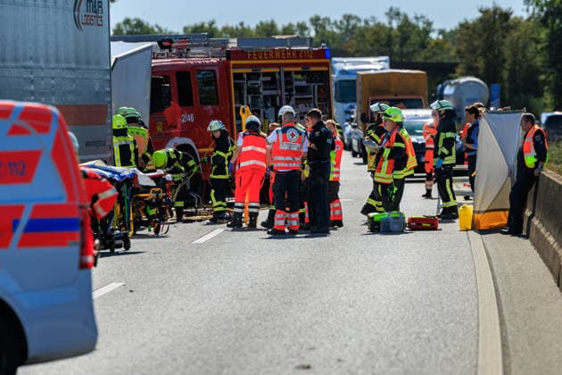 Sprinter kollidiert mit LKW an Stauende Rettungshubschrauber im Einsatz Fahrer schwer verletzt Am 23.09.2026 fuhr gegen 11:45 Uhr auf der A67 zwischen den Anschlussstellen Büttelborn und Groß-Gerau ein 20 Jahre alter Transporterfahrer auf einen vor ihm abbremsenden Lkw auf. Der Fahrer war im Fahrzeug eingeklemmt, wurde von der Feuerwehr befreit und erlitt schwere, aber nicht lebensbedrohliche Verletzungen. Ein Rettungshubschrauber landete auf der Autobahn und flog ihn in ein Krankenhaus nach Frankfurt. Der Lkw-Fahrer blieb unverletzt. Die Fahrbahn Richtung Rüsselsheim war rund eineinhalb Stunden gesperrt, die Autobahnpolizei Südhessen ermittelt zur Unfallursache. Büttelborn A67 Hessen Deutschland