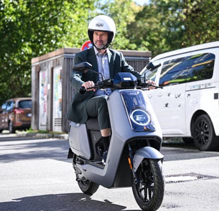 Tuebingen 23.09.2026 Oberbuergermeister Boris Palmer (Parteilos) testet ein E - Roller der Firma BLUEmobility