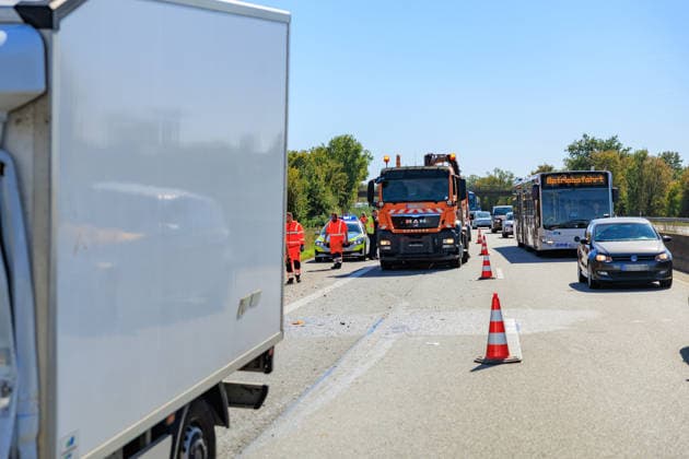 Sprinter kollidiert mit LKW an Stauende Rettungshubschrauber im Einsatz Fahrer schwer verletzt Am 23.09.2026 fuhr gegen 11:45 Uhr auf der A67 zwischen den Anschlussstellen Büttelborn und Groß-Gerau ein 20 Jahre alter Transporterfahrer auf einen vor ihm abbremsenden Lkw auf. Der Fahrer war im Fahrzeug eingeklemmt, wurde von der Feuerwehr befreit und erlitt schwere, aber nicht lebensbedrohliche Verletzungen. Ein Rettungshubschrauber landete auf der Autobahn und flog ihn in ein Krankenhaus nach Frankfurt. Der Lkw-Fahrer blieb unverletzt. Die Fahrbahn Richtung Rüsselsheim war rund eineinhalb Stunden gesperrt, die Autobahnpolizei Südhessen ermittelt zur Unfallursache. Büttelborn A67 Hessen Deutschland