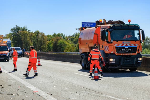 Sprinter kollidiert mit LKW an Stauende Rettungshubschrauber im Einsatz Fahrer schwer verletzt Am 23.09.2026 fuhr gegen 11:45 Uhr auf der A67 zwischen den Anschlussstellen Büttelborn und Groß-Gerau ein 20 Jahre alter Transporterfahrer auf einen vor ihm abbremsenden Lkw auf. Der Fahrer war im Fahrzeug eingeklemmt, wurde von der Feuerwehr befreit und erlitt schwere, aber nicht lebensbedrohliche Verletzungen. Ein Rettungshubschrauber landete auf der Autobahn und flog ihn in ein Krankenhaus nach Frankfurt. Der Lkw-Fahrer blieb unverletzt. Die Fahrbahn Richtung Rüsselsheim war rund eineinhalb Stunden gesperrt, die Autobahnpolizei Südhessen ermittelt zur Unfallursache. Büttelborn A67 Hessen Deutschland