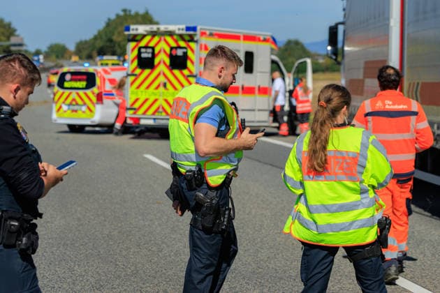 Sprinter kollidiert mit LKW an Stauende Rettungshubschrauber im Einsatz Fahrer schwer verletzt Am 23.09.2026 fuhr gegen 11:45 Uhr auf der A67 zwischen den Anschlussstellen Büttelborn und Groß-Gerau ein 20 Jahre alter Transporterfahrer auf einen vor ihm abbremsenden Lkw auf. Der Fahrer war im Fahrzeug eingeklemmt, wurde von der Feuerwehr befreit und erlitt schwere, aber nicht lebensbedrohliche Verletzungen. Ein Rettungshubschrauber landete auf der Autobahn und flog ihn in ein Krankenhaus nach Frankfurt. Der Lkw-Fahrer blieb unverletzt. Die Fahrbahn Richtung Rüsselsheim war rund eineinhalb Stunden gesperrt, die Autobahnpolizei Südhessen ermittelt zur Unfallursache. Büttelborn A67 Hessen Deutschland