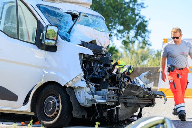 Sprinter kollidiert mit LKW an Stauende Rettungshubschrauber im Einsatz Fahrer schwer verletzt Am 23.09.2026 fuhr gegen 11:45 Uhr auf der A67 zwischen den Anschlussstellen Büttelborn und Groß-Gerau ein 20 Jahre alter Transporterfahrer auf einen vor ihm abbremsenden Lkw auf. Der Fahrer war im Fahrzeug eingeklemmt, wurde von der Feuerwehr befreit und erlitt schwere, aber nicht lebensbedrohliche Verletzungen. Ein Rettungshubschrauber landete auf der Autobahn und flog ihn in ein Krankenhaus nach Frankfurt. Der Lkw-Fahrer blieb unverletzt. Die Fahrbahn Richtung Rüsselsheim war rund eineinhalb Stunden gesperrt, die Autobahnpolizei Südhessen ermittelt zur Unfallursache. Büttelborn A67 Hessen Deutschland
