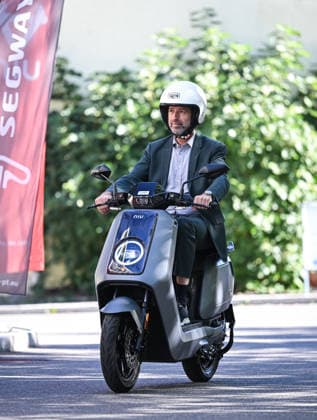 Tuebingen 23.09.2026 Oberbuergermeister Boris Palmer (Parteilos) testet ein E - Roller der Firma BLUEmobility