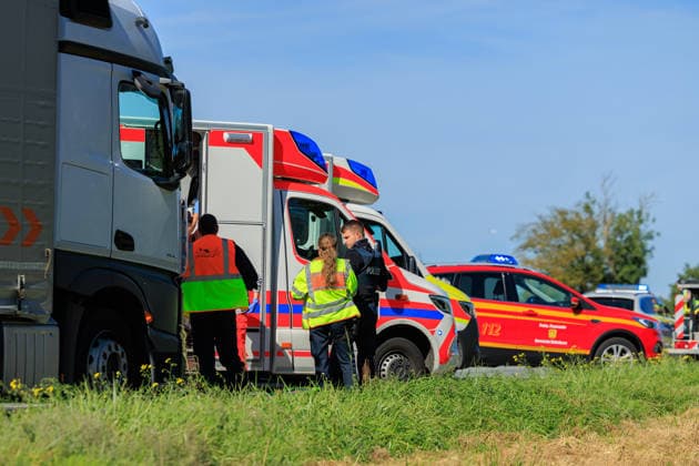 Sprinter kollidiert mit LKW an Stauende Rettungshubschrauber im Einsatz Fahrer schwer verletzt Am 23.09.2026 fuhr gegen 11:45 Uhr auf der A67 zwischen den Anschlussstellen Büttelborn und Groß-Gerau ein 20 Jahre alter Transporterfahrer auf einen vor ihm abbremsenden Lkw auf. Der Fahrer war im Fahrzeug eingeklemmt, wurde von der Feuerwehr befreit und erlitt schwere, aber nicht lebensbedrohliche Verletzungen. Ein Rettungshubschrauber landete auf der Autobahn und flog ihn in ein Krankenhaus nach Frankfurt. Der Lkw-Fahrer blieb unverletzt. Die Fahrbahn Richtung Rüsselsheim war rund eineinhalb Stunden gesperrt, die Autobahnpolizei Südhessen ermittelt zur Unfallursache. Büttelborn A67 Hessen Deutschland