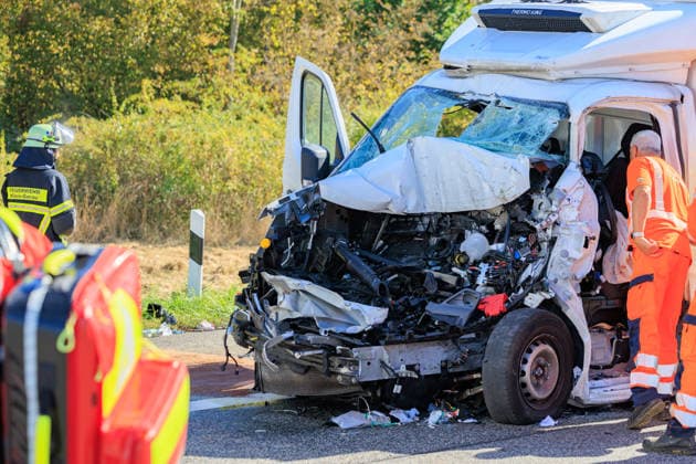 Sprinter kollidiert mit LKW an Stauende Rettungshubschrauber im Einsatz Fahrer schwer verletzt Am 23.09.2026 fuhr gegen 11:45 Uhr auf der A67 zwischen den Anschlussstellen Büttelborn und Groß-Gerau ein 20 Jahre alter Transporterfahrer auf einen vor ihm abbremsenden Lkw auf. Der Fahrer war im Fahrzeug eingeklemmt, wurde von der Feuerwehr befreit und erlitt schwere, aber nicht lebensbedrohliche Verletzungen. Ein Rettungshubschrauber landete auf der Autobahn und flog ihn in ein Krankenhaus nach Frankfurt. Der Lkw-Fahrer blieb unverletzt. Die Fahrbahn Richtung Rüsselsheim war rund eineinhalb Stunden gesperrt, die Autobahnpolizei Südhessen ermittelt zur Unfallursache. Büttelborn A67 Hessen Deutschland