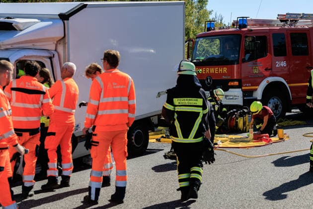 Sprinter kollidiert mit LKW an Stauende Rettungshubschrauber im Einsatz Fahrer schwer verletzt Am 23.09.2026 fuhr gegen 11:45 Uhr auf der A67 zwischen den Anschlussstellen Büttelborn und Groß-Gerau ein 20 Jahre alter Transporterfahrer auf einen vor ihm abbremsenden Lkw auf. Der Fahrer war im Fahrzeug eingeklemmt, wurde von der Feuerwehr befreit und erlitt schwere, aber nicht lebensbedrohliche Verletzungen. Ein Rettungshubschrauber landete auf der Autobahn und flog ihn in ein Krankenhaus nach Frankfurt. Der Lkw-Fahrer blieb unverletzt. Die Fahrbahn Richtung Rüsselsheim war rund eineinhalb Stunden gesperrt, die Autobahnpolizei Südhessen ermittelt zur Unfallursache. Büttelborn A67 Hessen Deutschland