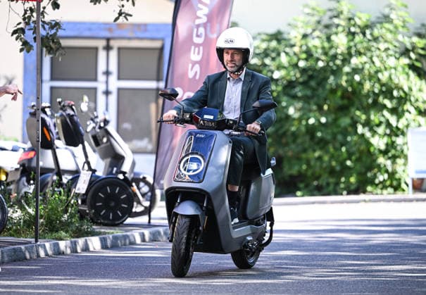 Tuebingen 23.09.2026 Oberbuergermeister Boris Palmer (Parteilos) testet ein E - Roller der Firma BLUEmobility