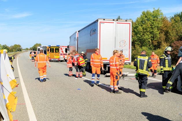 Sprinter kollidiert mit LKW an Stauende Rettungshubschrauber im Einsatz Fahrer schwer verletzt Am 23.09.2026 fuhr gegen 11:45 Uhr auf der A67 zwischen den Anschlussstellen Büttelborn und Groß-Gerau ein 20 Jahre alter Transporterfahrer auf einen vor ihm abbremsenden Lkw auf. Der Fahrer war im Fahrzeug eingeklemmt, wurde von der Feuerwehr befreit und erlitt schwere, aber nicht lebensbedrohliche Verletzungen. Ein Rettungshubschrauber landete auf der Autobahn und flog ihn in ein Krankenhaus nach Frankfurt. Der Lkw-Fahrer blieb unverletzt. Die Fahrbahn Richtung Rüsselsheim war rund eineinhalb Stunden gesperrt, die Autobahnpolizei Südhessen ermittelt zur Unfallursache. Büttelborn A67 Hessen Deutschland