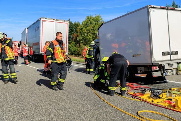 Sprinter kollidiert mit LKW an Stauende Rettungshubschrauber im Einsatz Fahrer schwer verletzt Am 23.09.2026 fuhr gegen 11:45 Uhr auf der A67 zwischen den Anschlussstellen Büttelborn und Groß-Gerau ein 20 Jahre alter Transporterfahrer auf einen vor ihm abbremsenden Lkw auf. Der Fahrer war im Fahrzeug eingeklemmt, wurde von der Feuerwehr befreit und erlitt schwere, aber nicht lebensbedrohliche Verletzungen. Ein Rettungshubschrauber landete auf der Autobahn und flog ihn in ein Krankenhaus nach Frankfurt. Der Lkw-Fahrer blieb unverletzt. Die Fahrbahn Richtung Rüsselsheim war rund eineinhalb Stunden gesperrt, die Autobahnpolizei Südhessen ermittelt zur Unfallursache. Büttelborn A67 Hessen Deutschland