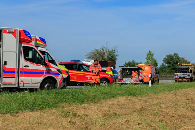 Sprinter kollidiert mit LKW an Stauende Rettungshubschrauber im Einsatz Fahrer schwer verletzt Am 23.09.2026 fuhr gegen 11:45 Uhr auf der A67 zwischen den Anschlussstellen Büttelborn und Groß-Gerau ein 20 Jahre alter Transporterfahrer auf einen vor ihm abbremsenden Lkw auf. Der Fahrer war im Fahrzeug eingeklemmt, wurde von der Feuerwehr befreit und erlitt schwere, aber nicht lebensbedrohliche Verletzungen. Ein Rettungshubschrauber landete auf der Autobahn und flog ihn in ein Krankenhaus nach Frankfurt. Der Lkw-Fahrer blieb unverletzt. Die Fahrbahn Richtung Rüsselsheim war rund eineinhalb Stunden gesperrt, die Autobahnpolizei Südhessen ermittelt zur Unfallursache. Büttelborn A67 Hessen Deutschland