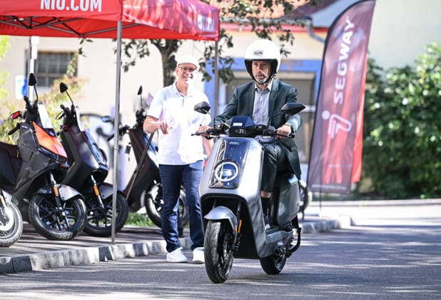 Tuebingen 23.09.2026 Oberbuergermeister Boris Palmer (Parteilos) testet ein E - Roller der Firma BLUEmobility