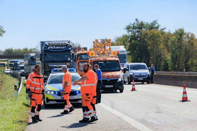 Sprinter kollidiert mit LKW an Stauende Rettungshubschrauber im Einsatz Fahrer schwer verletzt Am 23.09.2026 fuhr gegen 11:45 Uhr auf der A67 zwischen den Anschlussstellen Büttelborn und Groß-Gerau ein 20 Jahre alter Transporterfahrer auf einen vor ihm abbremsenden Lkw auf. Der Fahrer war im Fahrzeug eingeklemmt, wurde von der Feuerwehr befreit und erlitt schwere, aber nicht lebensbedrohliche Verletzungen. Ein Rettungshubschrauber landete auf der Autobahn und flog ihn in ein Krankenhaus nach Frankfurt. Der Lkw-Fahrer blieb unverletzt. Die Fahrbahn Richtung Rüsselsheim war rund eineinhalb Stunden gesperrt, die Autobahnpolizei Südhessen ermittelt zur Unfallursache. Büttelborn A67 Hessen Deutschland