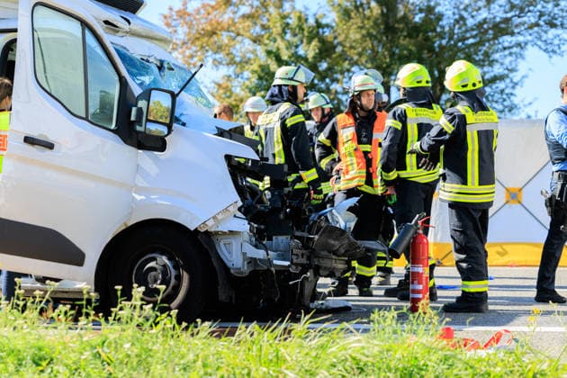 Sprinter kollidiert mit LKW an Stauende Rettungshubschrauber im Einsatz Fahrer schwer verletzt Am 23.09.2026 fuhr gegen 11:45 Uhr auf der A67 zwischen den Anschlussstellen Büttelborn und Groß-Gerau ein 20 Jahre alter Transporterfahrer auf einen vor ihm abbremsenden Lkw auf. Der Fahrer war im Fahrzeug eingeklemmt, wurde von der Feuerwehr befreit und erlitt schwere, aber nicht lebensbedrohliche Verletzungen. Ein Rettungshubschrauber landete auf der Autobahn und flog ihn in ein Krankenhaus nach Frankfurt. Der Lkw-Fahrer blieb unverletzt. Die Fahrbahn Richtung Rüsselsheim war rund eineinhalb Stunden gesperrt, die Autobahnpolizei Südhessen ermittelt zur Unfallursache. Büttelborn A67 Hessen Deutschland