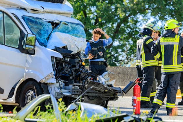 Sprinter kollidiert mit LKW an Stauende Rettungshubschrauber im Einsatz Fahrer schwer verletzt Am 23.09.2026 fuhr gegen 11:45 Uhr auf der A67 zwischen den Anschlussstellen Büttelborn und Groß-Gerau ein 20 Jahre alter Transporterfahrer auf einen vor ihm abbremsenden Lkw auf. Der Fahrer war im Fahrzeug eingeklemmt, wurde von der Feuerwehr befreit und erlitt schwere, aber nicht lebensbedrohliche Verletzungen. Ein Rettungshubschrauber landete auf der Autobahn und flog ihn in ein Krankenhaus nach Frankfurt. Der Lkw-Fahrer blieb unverletzt. Die Fahrbahn Richtung Rüsselsheim war rund eineinhalb Stunden gesperrt, die Autobahnpolizei Südhessen ermittelt zur Unfallursache. Büttelborn A67 Hessen Deutschland