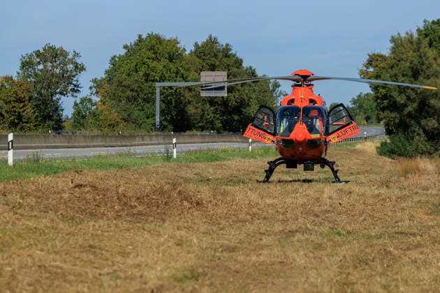 Sprinter kollidiert mit LKW an Stauende Rettungshubschrauber im Einsatz Fahrer schwer verletzt Am 23.09.2026 fuhr gegen 11:45 Uhr auf der A67 zwischen den Anschlussstellen Büttelborn und Groß-Gerau ein 20 Jahre alter Transporterfahrer auf einen vor ihm abbremsenden Lkw auf. Der Fahrer war im Fahrzeug eingeklemmt, wurde von der Feuerwehr befreit und erlitt schwere, aber nicht lebensbedrohliche Verletzungen. Ein Rettungshubschrauber landete auf der Autobahn und flog ihn in ein Krankenhaus nach Frankfurt. Der Lkw-Fahrer blieb unverletzt. Die Fahrbahn Richtung Rüsselsheim war rund eineinhalb Stunden gesperrt, die Autobahnpolizei Südhessen ermittelt zur Unfallursache. Büttelborn A67 Hessen Deutschland