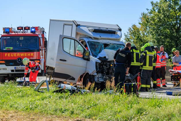Sprinter kollidiert mit LKW an Stauende Rettungshubschrauber im Einsatz Fahrer schwer verletzt Am 23.09.2026 fuhr gegen 11:45 Uhr auf der A67 zwischen den Anschlussstellen Büttelborn und Groß-Gerau ein 20 Jahre alter Transporterfahrer auf einen vor ihm abbremsenden Lkw auf. Der Fahrer war im Fahrzeug eingeklemmt, wurde von der Feuerwehr befreit und erlitt schwere, aber nicht lebensbedrohliche Verletzungen. Ein Rettungshubschrauber landete auf der Autobahn und flog ihn in ein Krankenhaus nach Frankfurt. Der Lkw-Fahrer blieb unverletzt. Die Fahrbahn Richtung Rüsselsheim war rund eineinhalb Stunden gesperrt, die Autobahnpolizei Südhessen ermittelt zur Unfallursache. Büttelborn A67 Hessen Deutschland