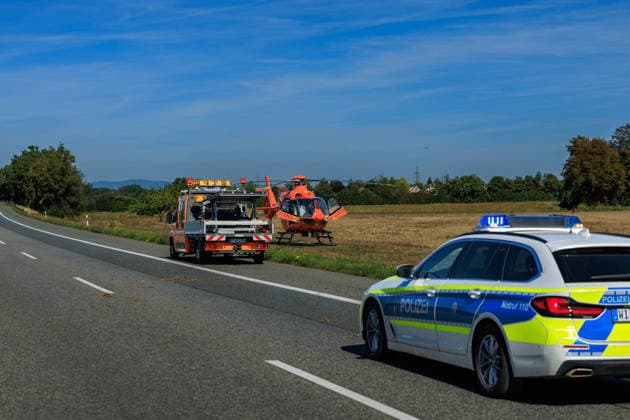 Sprinter kollidiert mit LKW an Stauende Rettungshubschrauber im Einsatz Fahrer schwer verletzt Am 23.09.2026 fuhr gegen 11:45 Uhr auf der A67 zwischen den Anschlussstellen Büttelborn und Groß-Gerau ein 20 Jahre alter Transporterfahrer auf einen vor ihm abbremsenden Lkw auf. Der Fahrer war im Fahrzeug eingeklemmt, wurde von der Feuerwehr befreit und erlitt schwere, aber nicht lebensbedrohliche Verletzungen. Ein Rettungshubschrauber landete auf der Autobahn und flog ihn in ein Krankenhaus nach Frankfurt. Der Lkw-Fahrer blieb unverletzt. Die Fahrbahn Richtung Rüsselsheim war rund eineinhalb Stunden gesperrt, die Autobahnpolizei Südhessen ermittelt zur Unfallursache. Büttelborn A67 Hessen Deutschland