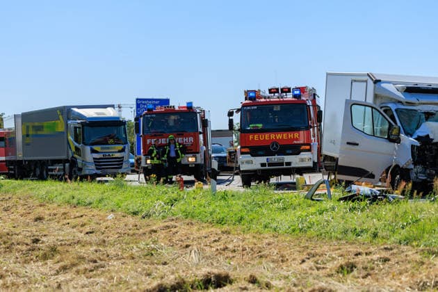 Sprinter kollidiert mit LKW an Stauende Rettungshubschrauber im Einsatz Fahrer schwer verletzt Am 23.09.2026 fuhr gegen 11:45 Uhr auf der A67 zwischen den Anschlussstellen Büttelborn und Groß-Gerau ein 20 Jahre alter Transporterfahrer auf einen vor ihm abbremsenden Lkw auf. Der Fahrer war im Fahrzeug eingeklemmt, wurde von der Feuerwehr befreit und erlitt schwere, aber nicht lebensbedrohliche Verletzungen. Ein Rettungshubschrauber landete auf der Autobahn und flog ihn in ein Krankenhaus nach Frankfurt. Der Lkw-Fahrer blieb unverletzt. Die Fahrbahn Richtung Rüsselsheim war rund eineinhalb Stunden gesperrt, die Autobahnpolizei Südhessen ermittelt zur Unfallursache. Büttelborn A67 Hessen Deutschland
