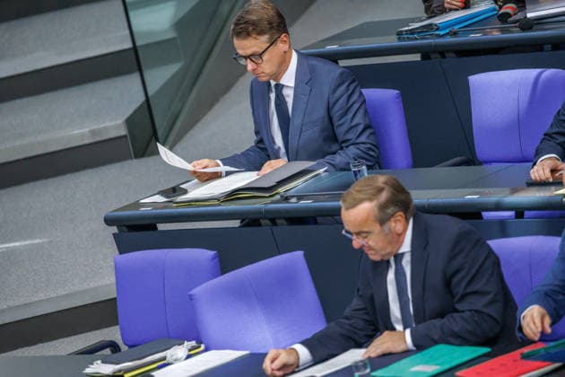 Bundestag Boris Pistorius (SPD), Bundesminister der Verteidigung und Dr. Carsten Linnemann Bundesminister für Gesundheit, im Deutschen Bundestag am 23.09.26 in Berlin. Berlin Berlin Deutschland Bundestag