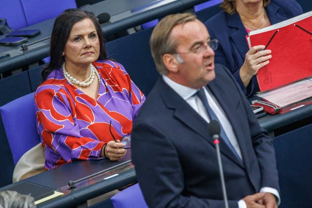 Bundestag Gitta Connemann (CDU) und Boris Pistorius (SPD), Bundesminister der Verteidigung, im Deutschen Bundestag am 23.09.26 in Berlin. Berlin Berlin Deutschland Bundestag
