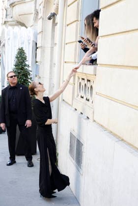 Celine Dion comes out to greet and thank her many fans waiting for her outside the Royal Monceau Hotel in Paris on September 23, 2026. Christophe Aubert, Bestimage. Céline Dion comes out to greet and thank the many fans waiting for her outside the Royal Monceau Hotel in Paris on September 23, 2026 Paris, France  Copyright: xChristophexAubertx xBestimagexChristophexAubertx xBestimagex