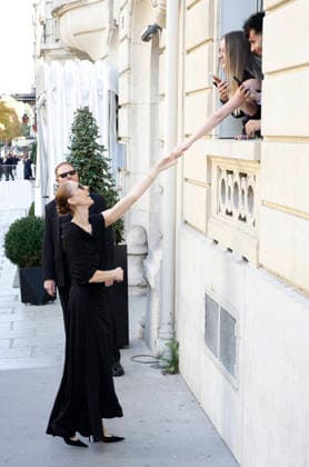 Celine Dion comes out to greet and thank her many fans waiting for her outside the Royal Monceau Hotel in Paris on September 23, 2026. Christophe Aubert, Bestimage. Céline Dion comes out to greet and thank the many fans waiting for her outside the Royal Monceau Hotel in Paris on September 23, 2026 Paris, France  Copyright: xChristophexAubertx xBestimagexChristophexAubertx xBestimagex