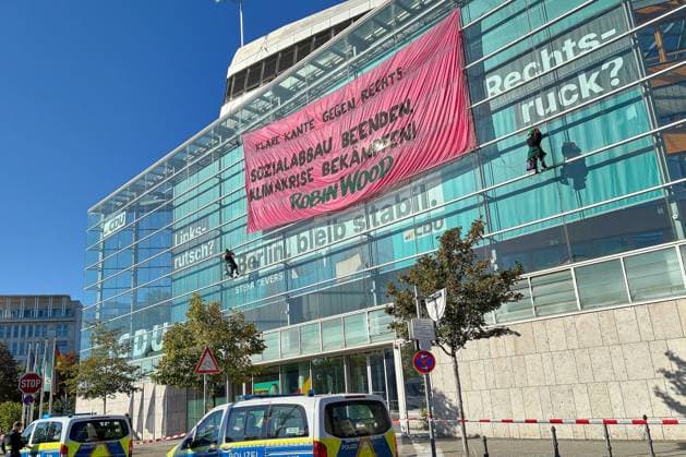Berlin, Deutschland, 23.09.2026: Konrad-Adenauer-Haus: Aktivisten der Umweltschutzorganisation Robin Wood haben ein Transparent mit der Aufschrift Klare Kante gegen Rechts: Sozialabbau beenden, Klimakrise bekämpfen! vom Dach der CDU-Zentrale in Berlin ausgerollt Copyright: xdtsxNachrichtenagenturx dts_136048