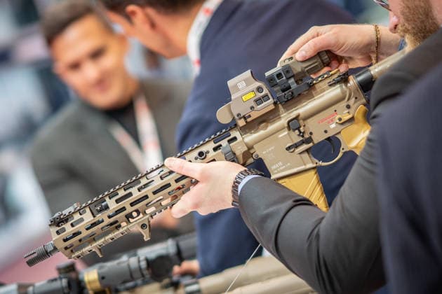 Blick in die Ausstellungshallen und auf das Messegelände - Messestand Heckler & Koch mit Handfeuerwaffen und Maschinengewehren;Rüstungsmesse Euro Defence Expo 2026 in Essen, Deutschland, Essen Nordrhein-Westfalen Deutschland Messegelände