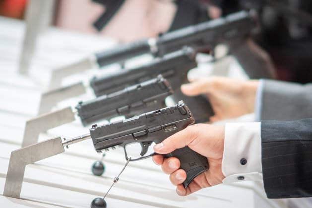 Blick in die Ausstellungshallen und auf das Messegelände - Messestand Heckler & Koch mit Handfeuerwaffen und Maschinengewehren;Rüstungsmesse Euro Defence Expo 2026 in Essen, Deutschland, Essen Nordrhein-Westfalen Deutschland Messegelände