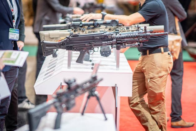 Blick in die Ausstellungshallen und auf das Messegelände - Messestand Heckler & Koch mit Handfeuerwaffen und Maschinengewehren;Rüstungsmesse Euro Defence Expo 2026 in Essen, Deutschland, Essen Nordrhein-Westfalen Deutschland Messegelände