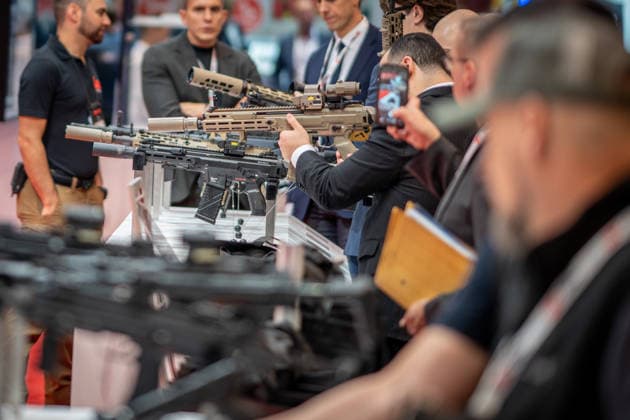 Blick in die Ausstellungshallen und auf das Messegelände - Messestand Heckler & Koch mit Handfeuerwaffen und Maschinengewehren;Rüstungsmesse Euro Defence Expo 2026 in Essen, Deutschland, Essen Nordrhein-Westfalen Deutschland Messegelände