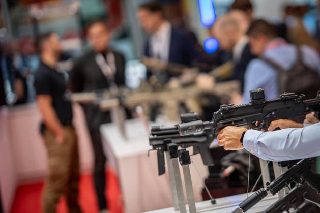 Blick in die Ausstellungshallen und auf das Messegelände - Messestand Heckler & Koch mit Handfeuerwaffen und Maschinengewehren;Rüstungsmesse Euro Defence Expo 2026 in Essen, Deutschland, Essen Nordrhein-Westfalen Deutschland Messegelände