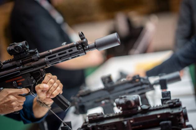 Blick in die Ausstellungshallen und auf das Messegelände - Messestand Heckler & Koch mit Handfeuerwaffen und Maschinengewehren;Rüstungsmesse Euro Defence Expo 2026 in Essen, Deutschland, Essen Nordrhein-Westfalen Deutschland Messegelände