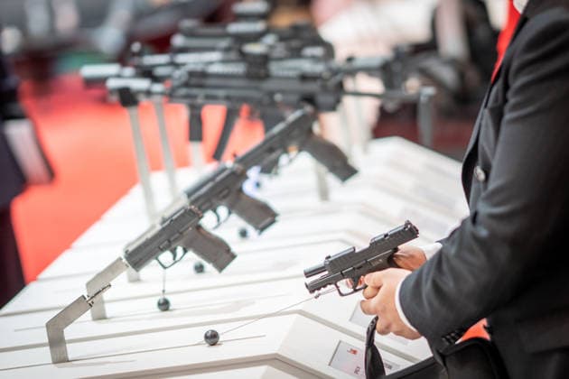 Blick in die Ausstellungshallen und auf das Messegelände - Messestand Heckler & Koch mit Handfeuerwaffen und Maschinengewehren;Rüstungsmesse Euro Defence Expo 2026 in Essen, Deutschland, Essen Nordrhein-Westfalen Deutschland Messegelände