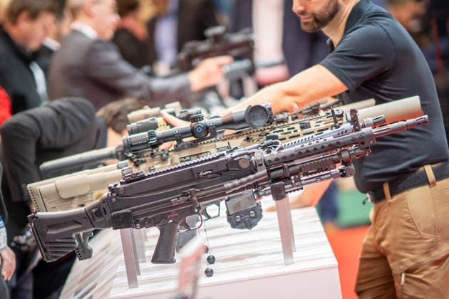 Blick in die Ausstellungshallen und auf das Messegelände - Messestand Heckler & Koch mit Handfeuerwaffen und Maschinengewehren;Rüstungsmesse Euro Defence Expo 2026 in Essen, Deutschland, Essen Nordrhein-Westfalen Deutschland Messegelände