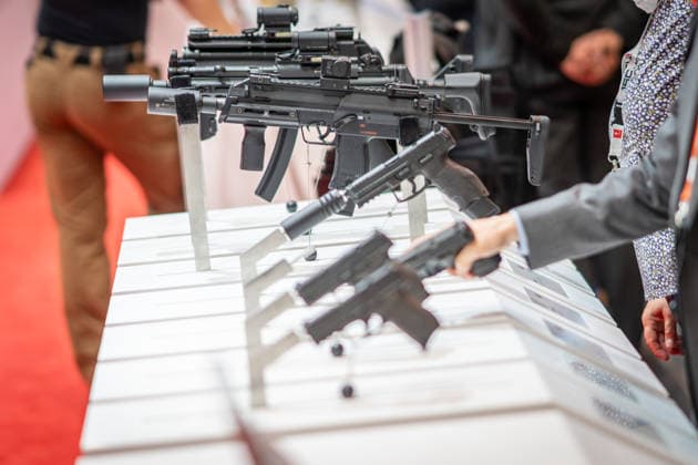 Blick in die Ausstellungshallen und auf das Messegelände - Messestand Heckler & Koch mit Handfeuerwaffen und Maschinengewehren;Rüstungsmesse Euro Defence Expo 2026 in Essen, Deutschland, Essen Nordrhein-Westfalen Deutschland Messegelände