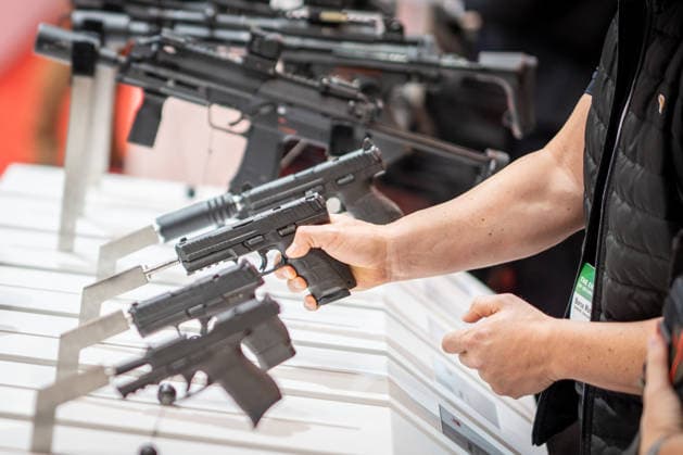 Blick in die Ausstellungshallen und auf das Messegelände - Messestand Heckler & Koch mit Handfeuerwaffen und Maschinengewehren;Rüstungsmesse Euro Defence Expo 2026 in Essen, Deutschland, Essen Nordrhein-Westfalen Deutschland Messegelände