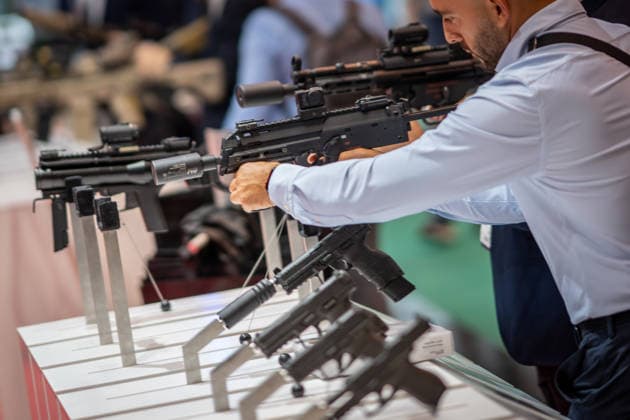 Blick in die Ausstellungshallen und auf das Messegelände - Messestand Heckler & Koch mit Handfeuerwaffen und Maschinengewehren;Rüstungsmesse Euro Defence Expo 2026 in Essen, Deutschland, Essen Nordrhein-Westfalen Deutschland Messegelände