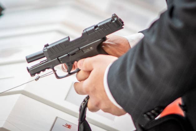 Blick in die Ausstellungshallen und auf das Messegelände - Messestand Heckler & Koch mit Handfeuerwaffen und Maschinengewehren;Rüstungsmesse Euro Defence Expo 2026 in Essen, Deutschland, Essen Nordrhein-Westfalen Deutschland Messegelände