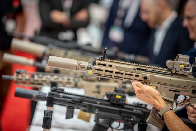 Blick in die Ausstellungshallen und auf das Messegelände - Messestand Heckler & Koch mit Handfeuerwaffen und Maschinengewehren;Rüstungsmesse Euro Defence Expo 2026 in Essen, Deutschland, Essen Nordrhein-Westfalen Deutschland Messegelände