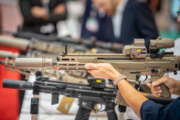 Blick in die Ausstellungshallen und auf das Messegelände - Messestand Heckler & Koch mit Handfeuerwaffen und Maschinengewehren;Rüstungsmesse Euro Defence Expo 2026 in Essen, Deutschland, Essen Nordrhein-Westfalen Deutschland Messegelände