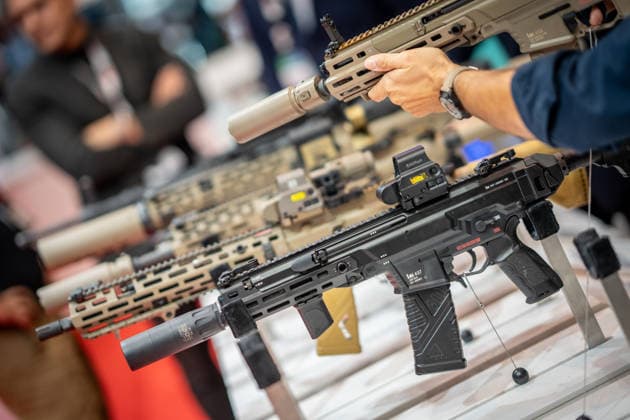 Blick in die Ausstellungshallen und auf das Messegelände - Messestand Heckler & Koch mit Handfeuerwaffen und Maschinengewehren;Rüstungsmesse Euro Defence Expo 2026 in Essen, Deutschland, Essen Nordrhein-Westfalen Deutschland Messegelände