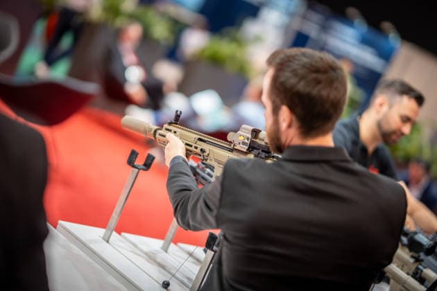 Blick in die Ausstellungshallen und auf das Messegelände - Messestand Heckler & Koch mit Handfeuerwaffen und Maschinengewehren;Rüstungsmesse Euro Defence Expo 2026 in Essen, Deutschland, Essen Nordrhein-Westfalen Deutschland Messegelände