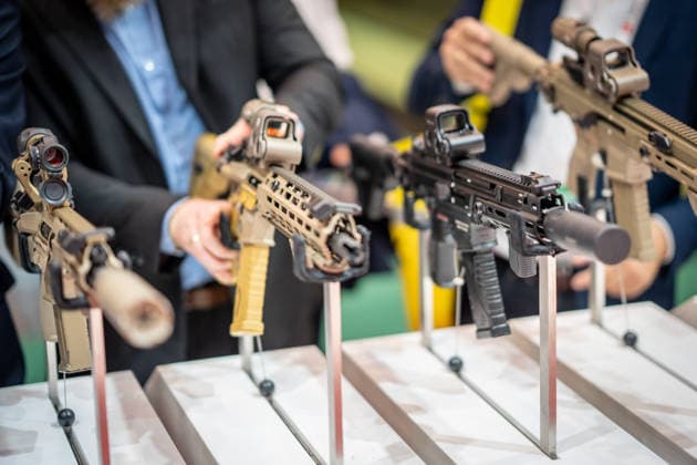 Blick in die Ausstellungshallen und auf das Messegelände - Messestand Heckler & Koch mit Handfeuerwaffen und Maschinengewehren;Rüstungsmesse Euro Defence Expo 2026 in Essen, Deutschland, Essen Nordrhein-Westfalen Deutschland Messegelände