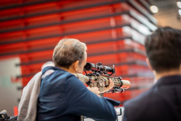 Blick in die Ausstellungshallen und auf das Messegelände - Messestand Heckler & Koch mit Handfeuerwaffen und Maschinengewehren;Rüstungsmesse Euro Defence Expo 2026 in Essen, Deutschland, Essen Nordrhein-Westfalen Deutschland Messegelände