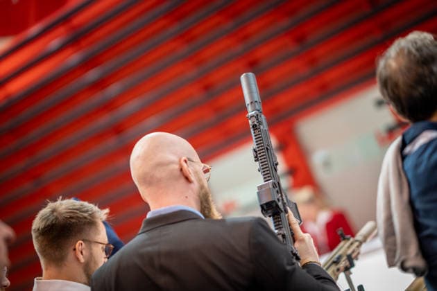 Blick in die Ausstellungshallen und auf das Messegelände - Messestand Heckler & Koch mit Handfeuerwaffen und Maschinengewehren;Rüstungsmesse Euro Defence Expo 2026 in Essen, Deutschland, Essen Nordrhein-Westfalen Deutschland Messegelände