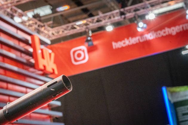 Blick in die Ausstellungshallen und auf das Messegelände - Messestand Heckler & Koch mit Handfeuerwaffen und Maschinengewehren;Rüstungsmesse Euro Defence Expo 2026 in Essen, Deutschland, Essen Nordrhein-Westfalen Deutschland Messegelände