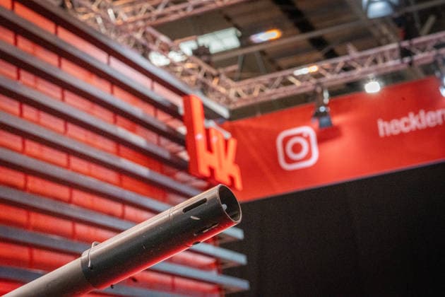 Blick in die Ausstellungshallen und auf das Messegelände - Messestand Heckler & Koch mit Handfeuerwaffen und Maschinengewehren;Rüstungsmesse Euro Defence Expo 2026 in Essen, Deutschland, Essen Nordrhein-Westfalen Deutschland Messegelände